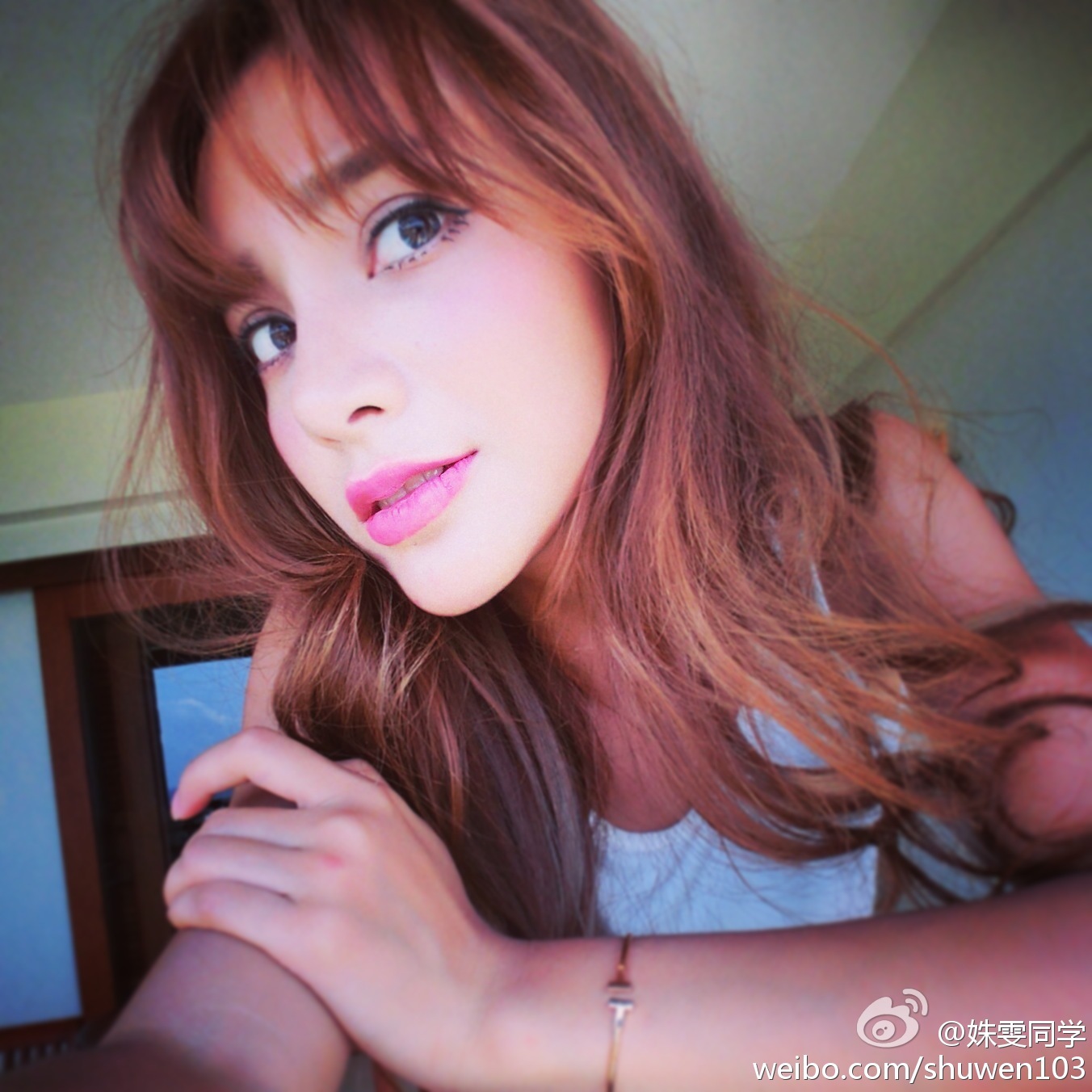 Shu Wen, a Chinese Russian mixed blood student of Fu Normal University, became popular and took photos in private